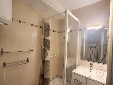 Studio rénové Lamalou, proche Thermes, balcon, animaux admis, parking gratuit, Wifi inclus - Photo 9