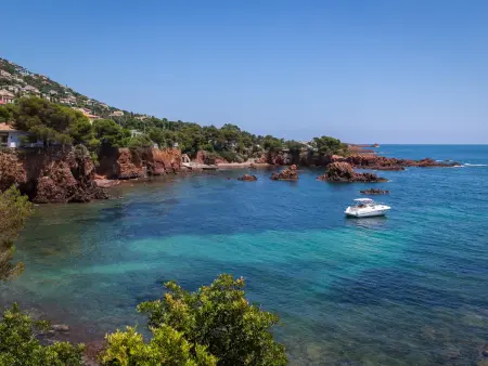 Studio Climatisé Proche Plage et Commerces avec Balcon, Parking, et WiFi à Saint-Raphaël - Photo 8