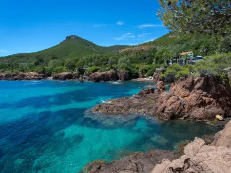 Studio Climatisé Proche Plage et Commerces avec Balcon, Parking, et WiFi à Saint-Raphaël - Photo 9