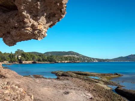Studio Climatisé Proche Plage et Commerces avec Balcon, Parking, et WiFi à Saint-Raphaël - Photo 11