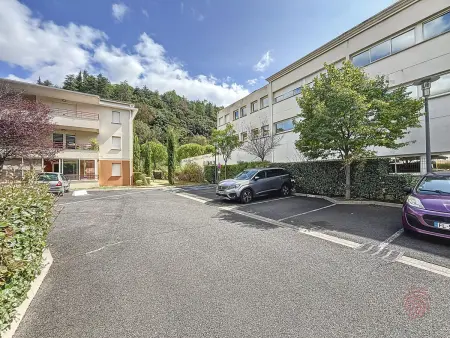 Appartement F2 avec terrasse, clim, parking privé, proche centre-ville et thermes, animaux acceptés - Photo 13