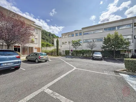 Appartement F2 avec terrasse, clim, parking privé, proche centre-ville et thermes, animaux acceptés - Photo 14
