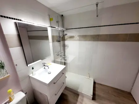 Appartement Moderne au Centre-Ville, 150m Plage, WiFi, Confort Idéal pour Familles - Photo 19
