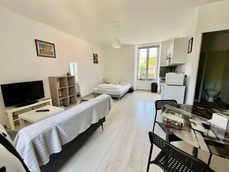 Appartement Rénové avec Cuisine Américaine et WIFI, Proche des Thermes Saint Roch - Photo 3