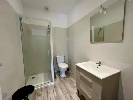 Appartement Rénové avec Cuisine Américaine et WIFI, Proche des Thermes Saint Roch - Photo 4