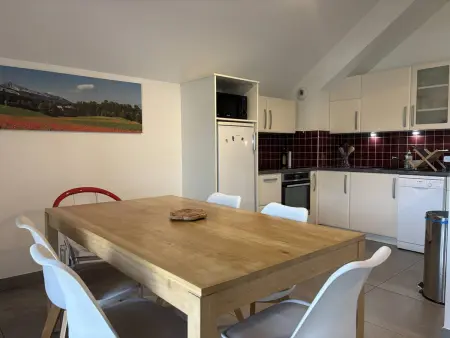 Appartement fonctionnel avec balcon, à 10 min du centre, parking gratuit, idéal pour 5 personnes - Photo 1