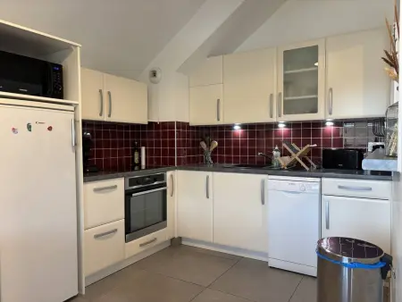 Appartement fonctionnel avec balcon, à 10 min du centre, parking gratuit, idéal pour 5 personnes - Photo 2