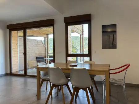 Appartement fonctionnel avec balcon, à 10 min du centre, parking gratuit, idéal pour 5 personnes - Photo 3