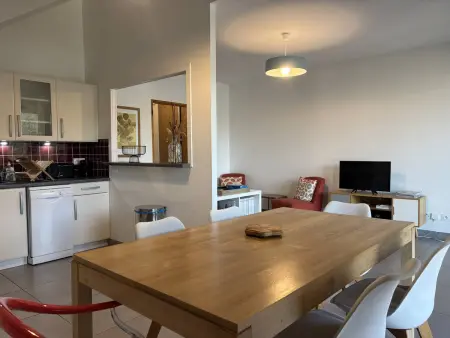 Appartement fonctionnel avec balcon, à 10 min du centre, parking gratuit, idéal pour 5 personnes - Photo 4