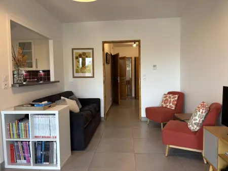 Appartement fonctionnel avec balcon, à 10 min du centre, parking gratuit, idéal pour 5 personnes - Photo 5
