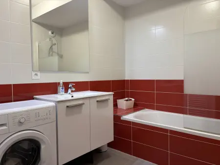 Appartement fonctionnel avec balcon, à 10 min du centre, parking gratuit, idéal pour 5 personnes - Photo 10