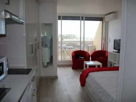 Grand studio climatisé, 3ème étage avec ascenseur, terrasse, parking, proche plage, Cap d'Agde. - Photo 4