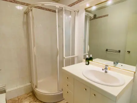 Appartement avec accès direct à la plage, balcon et garage privé - Photo 13