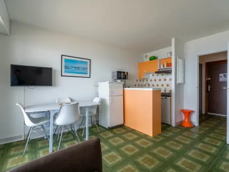 Studio cabine avec balcon, parking privé, accès direct plage, proche centre ville - Photo 3