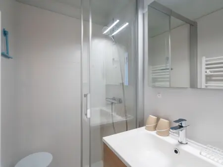 Studio cabine avec balcon, parking privé, accès direct plage, proche centre ville - Photo 7