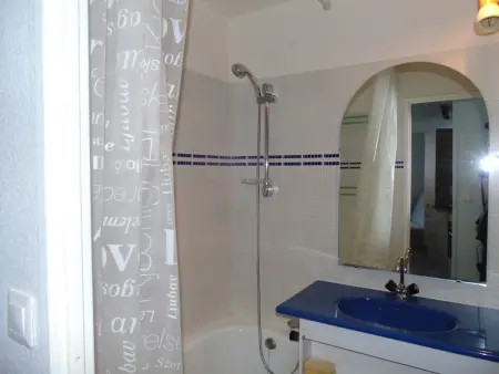 Appartement rénové 2 pièces pour 4 pers, balcon, proche télécabine, commerces, et écoles de ski - Photo 4