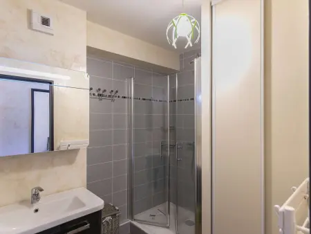 Bel appartement 4 pers, terrasse, parking privé, proche ski et thermes - Photo 4