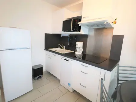 Studio Cabine au RDC avec Terrasse, Piscines, Parking Privé et Proche de la Mer - Photo 2