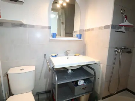 Studio Cabine au RDC avec Terrasse, Piscines, Parking Privé et Proche de la Mer - Photo 8