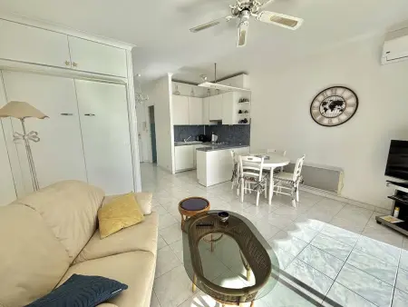 Studio les pieds dans l'eau, climatisé, terrasse, Wi-Fi inclus à Ajaccio - Photo 9