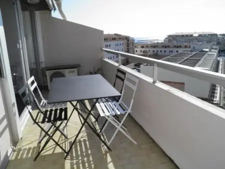 Charmant 2 pièces mezzanine, terrasse, parking et climatisation à Sète - Photo 2