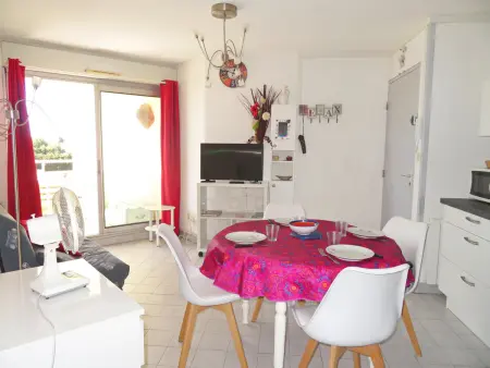 Charmant 2 pièces avec parking, tennis et loggia à 300m de la plage - Photo 1