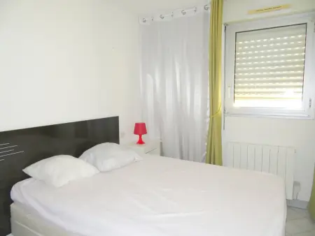 Charmant 2 pièces avec parking, tennis et loggia à 300m de la plage - Photo 2