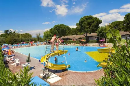 Bungalow Cisano San Vito Cisano di Bardolino-Diamante, Bungalow avec piscine à Cisano di Bardolino - Photo 1