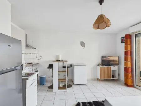 Lumineux 2 pièces à 50m de la plage avec ascenseur, loggia et équipements pour 4 personnes - Photo 7