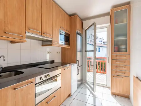 Appartement Moderne avec Balcon, Proche Centre et Plage, Piscine et Parking, Hendaye - Photo 5