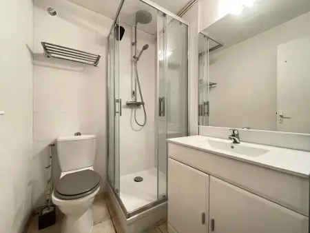 Appartement moderne, 2 pièces cabine, terrasse et véranda, proche plage, parking privé - Photo 7