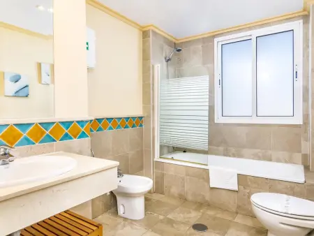 Appartement en bord de mer avec piscine, clim, wifi, et parking à Marbella - Photo 3