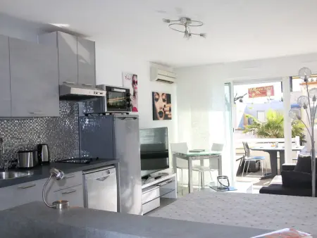 Studio climatisé avec terrasse et piscine, idéal pour 2 personnes à Agde, parking sécurisé inclus - Photo 1