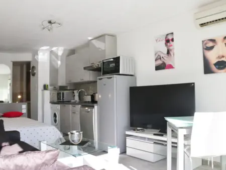 Studio climatisé avec terrasse et piscine, idéal pour 2 personnes à Agde, parking sécurisé inclus - Photo 2