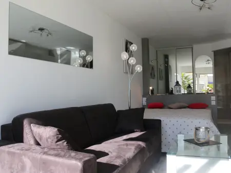 Studio climatisé avec terrasse et piscine, idéal pour 2 personnes à Agde, parking sécurisé inclus - Photo 3