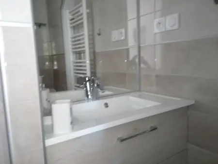 Studio climatisé avec terrasse et piscine, idéal pour 2 personnes à Agde, parking sécurisé inclus - Photo 4