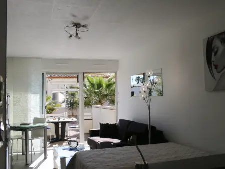 Studio climatisé avec terrasse et piscine, idéal pour 2 personnes à Agde, parking sécurisé inclus - Photo 5