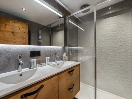 Appartement contemporain près des pistes à Val d'Isère, 4 chambres, cheminée, parking inclus - Photo 5