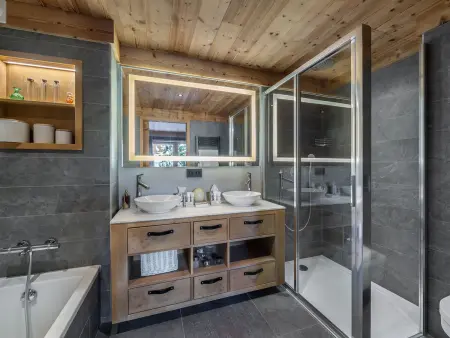 Appartement contemporain près des pistes à Val d'Isère, 4 chambres, cheminée, parking inclus - Photo 7