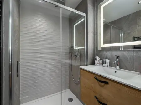 Appartement contemporain près des pistes à Val d'Isère, 4 chambres, cheminée, parking inclus - Photo 9