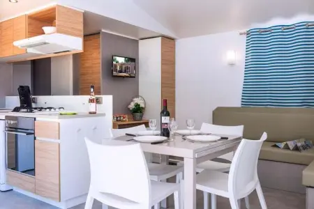 Mobile Homes Domaine Les Mûriers Vendres-Plage // Chalet de luxe 2 ch climatisé, Mobil Home Vendres-Plage pour 4 personnes - Photo 2