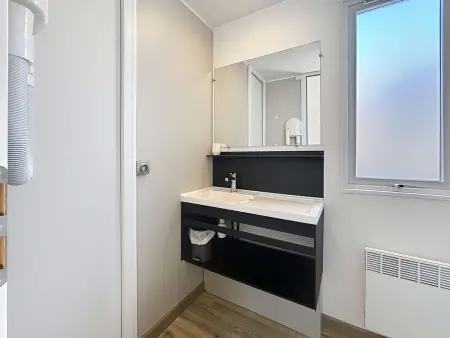 Mobil-home Grand Confort à 200m plage, camping avec piscine, terrasse, WiFi inclus - 4 pers. - Photo 8
