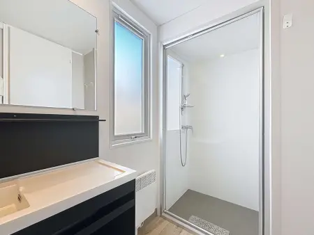 Mobil-home Grand Confort à 200m plage, camping avec piscine, terrasse, WiFi inclus - 4 pers. - Photo 9