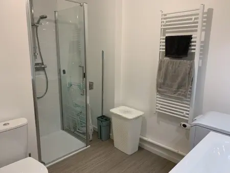 Charmant T2 en centre-ville avec balcon, parking privé et équipements bébé à Fort-Mahon-Plage - Photo 9