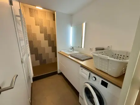 Appartement luxe 2 chambres, balcon, accès plage, piscine, animaux admis, parking - Photo 4