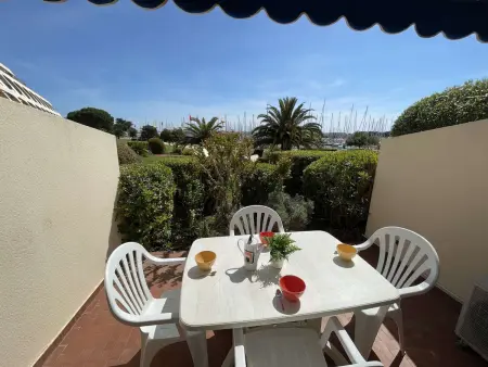Studio climatisé avec terrasse, piscine & parking, proche plage et port - Le Grau-du-Roi - Photo 2