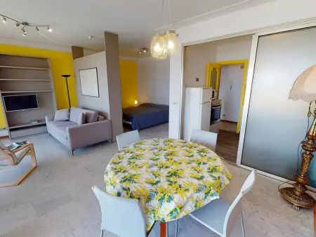 Studio rénové face mer avec terrasse à Menton, proche centre-ville et plages - Photo 2