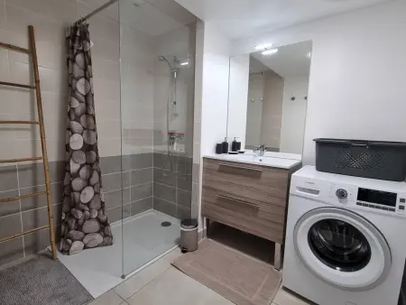 Appartement neuf climatisé, loggia spacieuse, à 200m de la mer avec parking privé - Photo 2