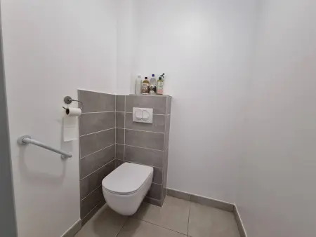 Appartement neuf climatisé, loggia spacieuse, à 200m de la mer avec parking privé - Photo 10