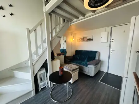 Appartement rénové 2 pièces + mezzanine, piscine, parking, proche plage - Photo 2